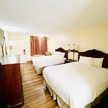 Knights Inn Point South Ємассі Екстер'єр фото