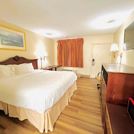 Knights Inn Point South Ємассі Екстер'єр фото
