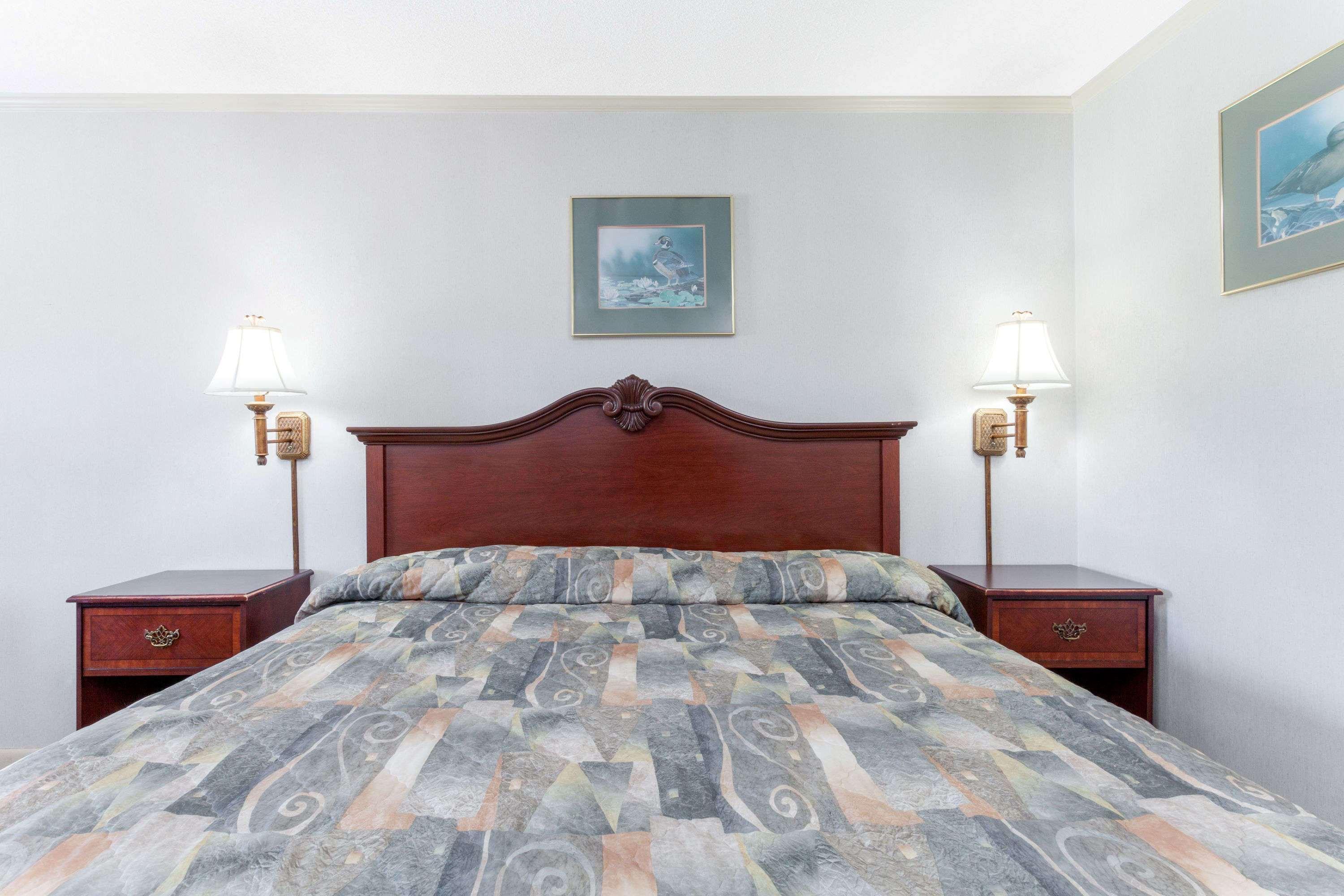 Knights Inn Point South Ємассі Екстер'єр фото