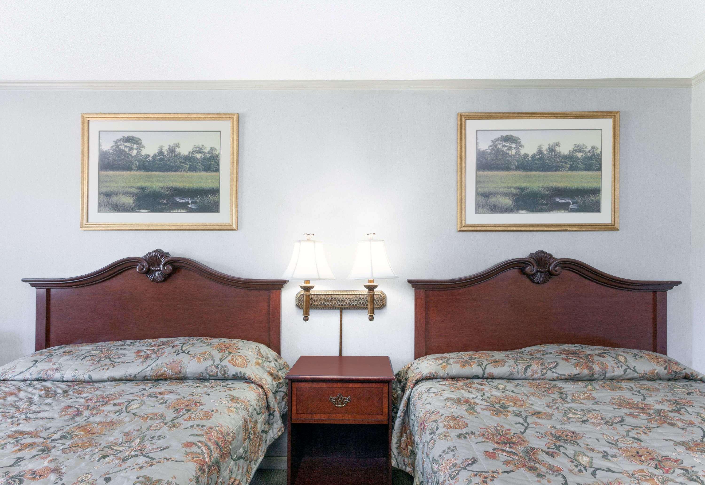 Knights Inn Point South Ємассі Екстер'єр фото