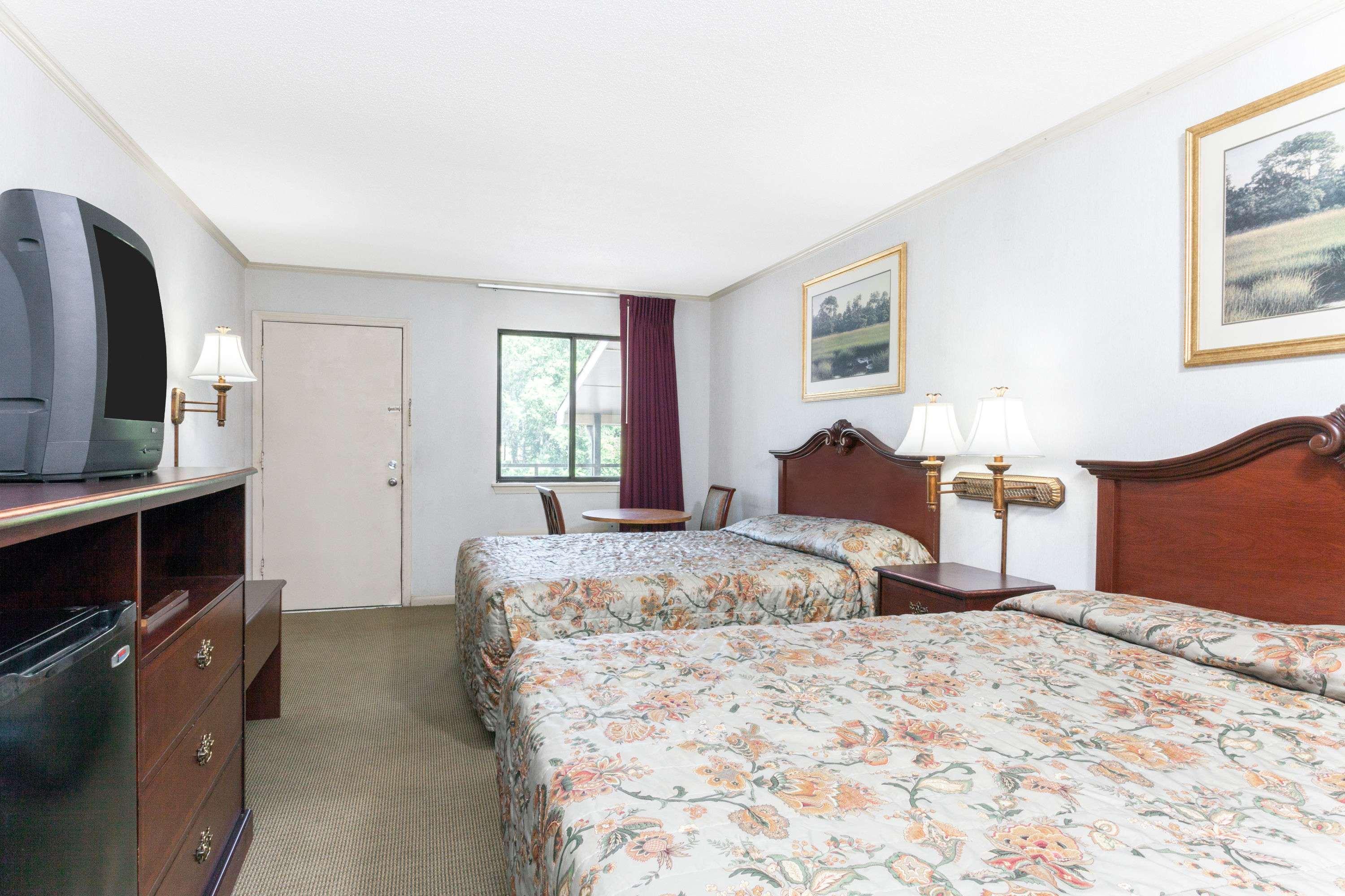 Knights Inn Point South Ємассі Екстер'єр фото