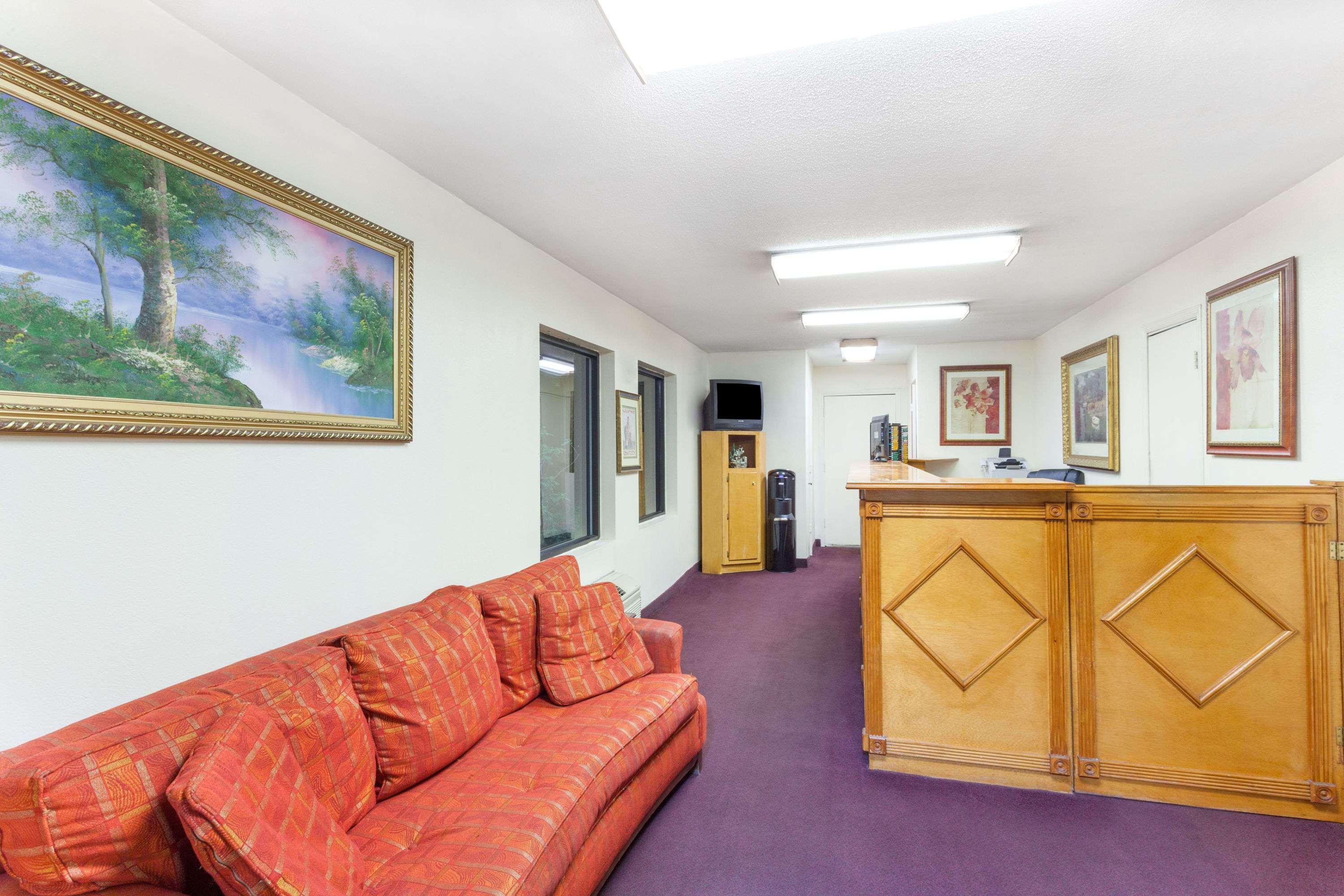 Knights Inn Point South Ємассі Екстер'єр фото