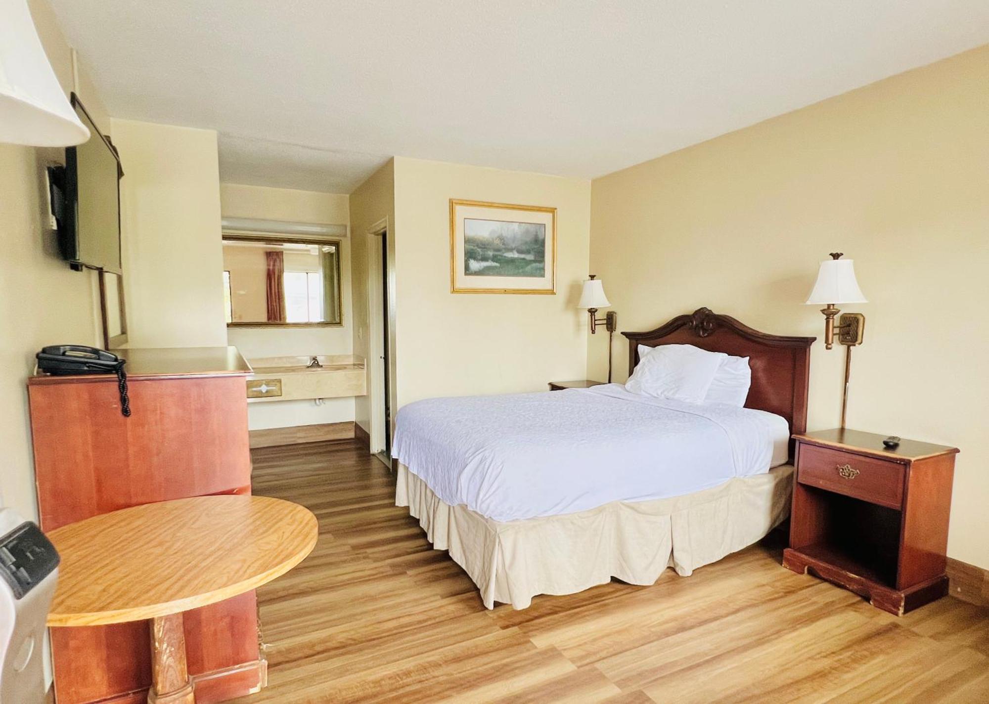 Knights Inn Point South Ємассі Екстер'єр фото