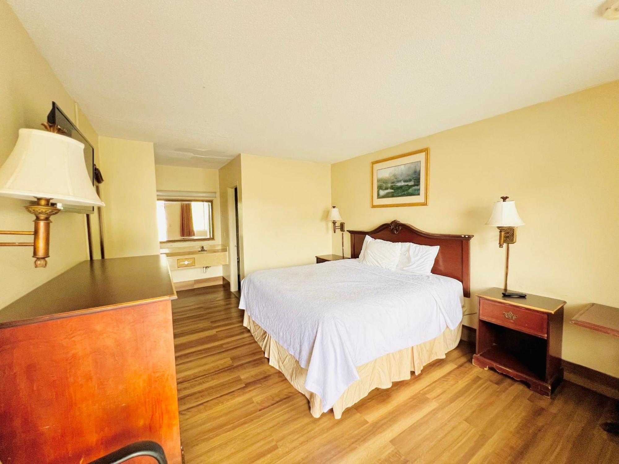 Knights Inn Point South Ємассі Екстер'єр фото