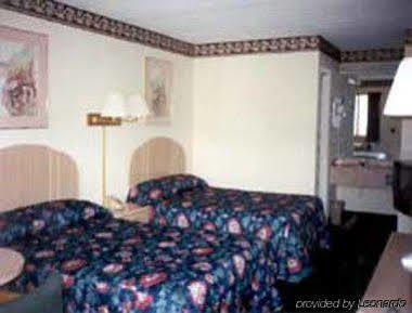 Knights Inn Point South Ємассі Екстер'єр фото